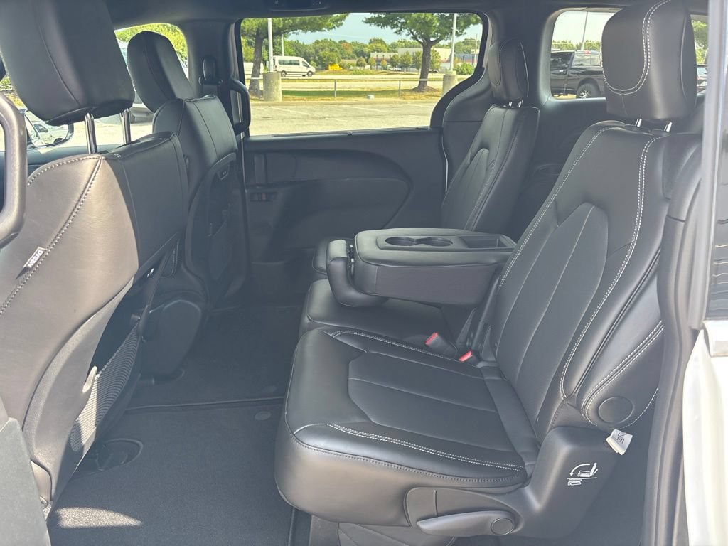 New 2027 Chrysler Pacifica Select FWD image 17