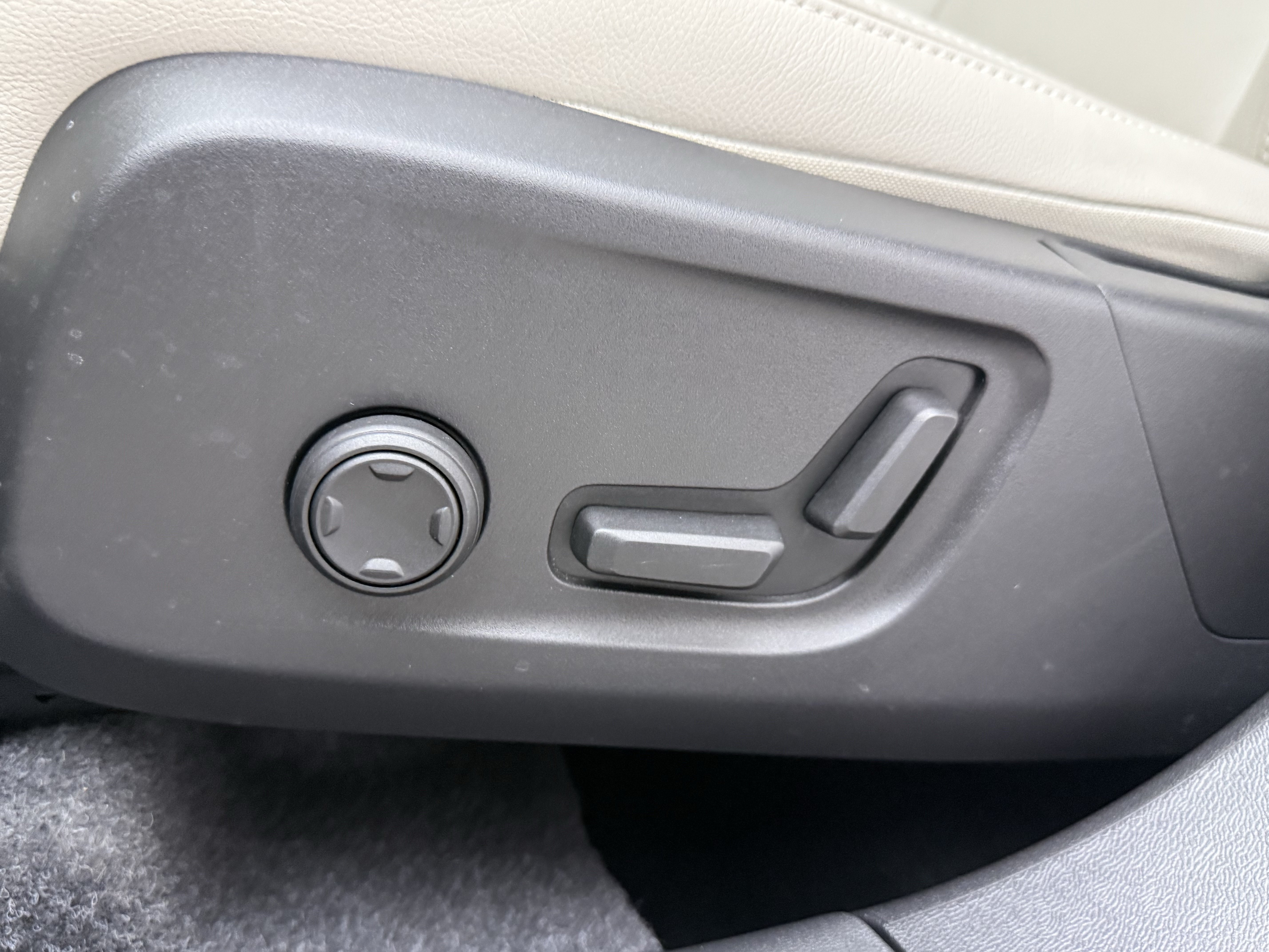 Certified 2025 Volvo XC40 B5 Ultra AWD/4WD image 29