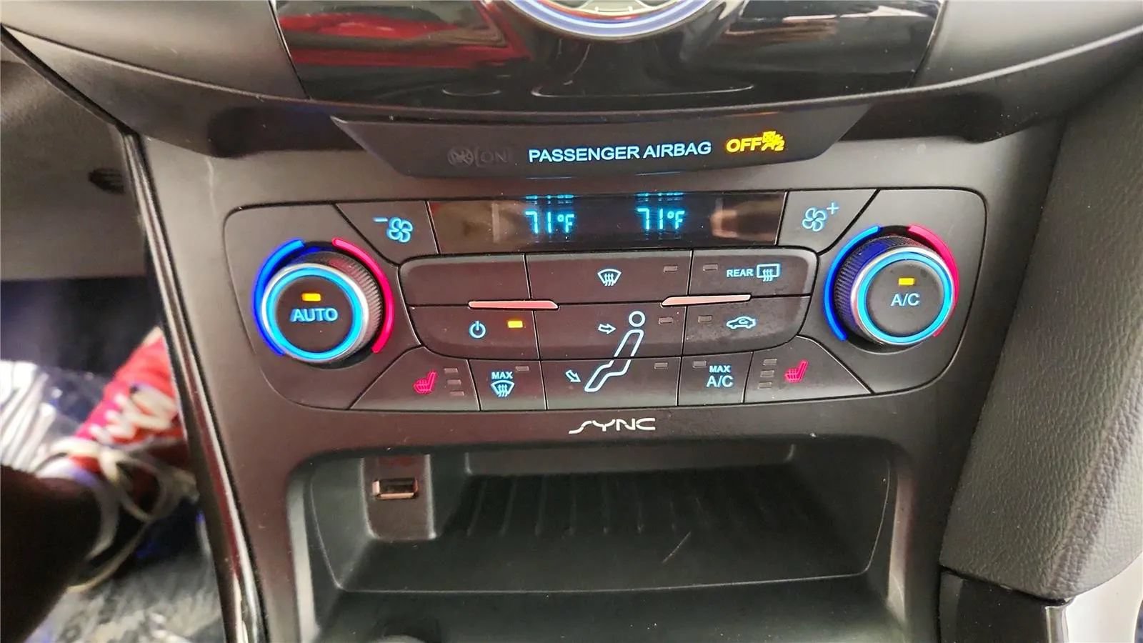 Used 2015 Ford Focus Titanium FWD image 26