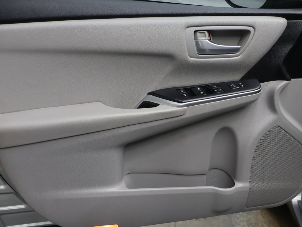 Used 2016 Toyota Camry SE FWD image 15