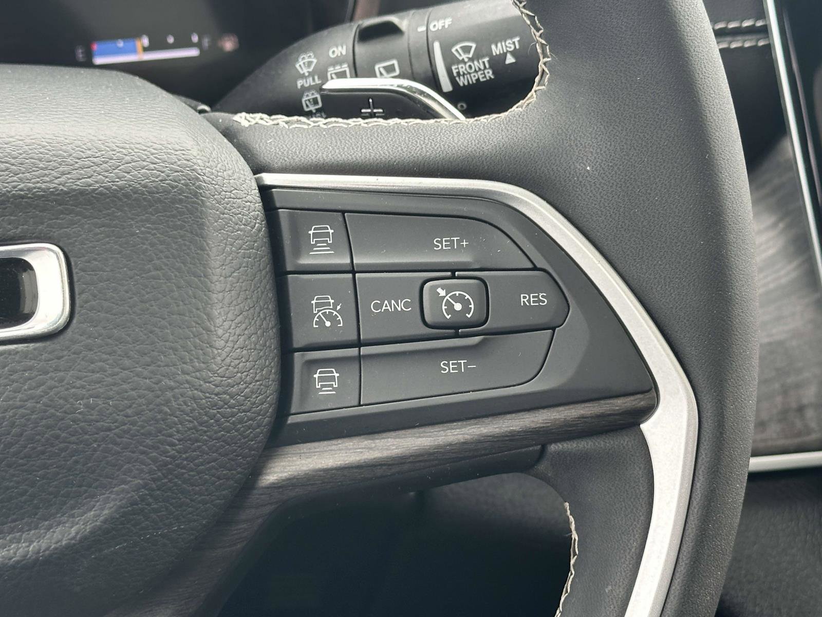 Used 2023 Jeep Grand Cherokee Limited image 25