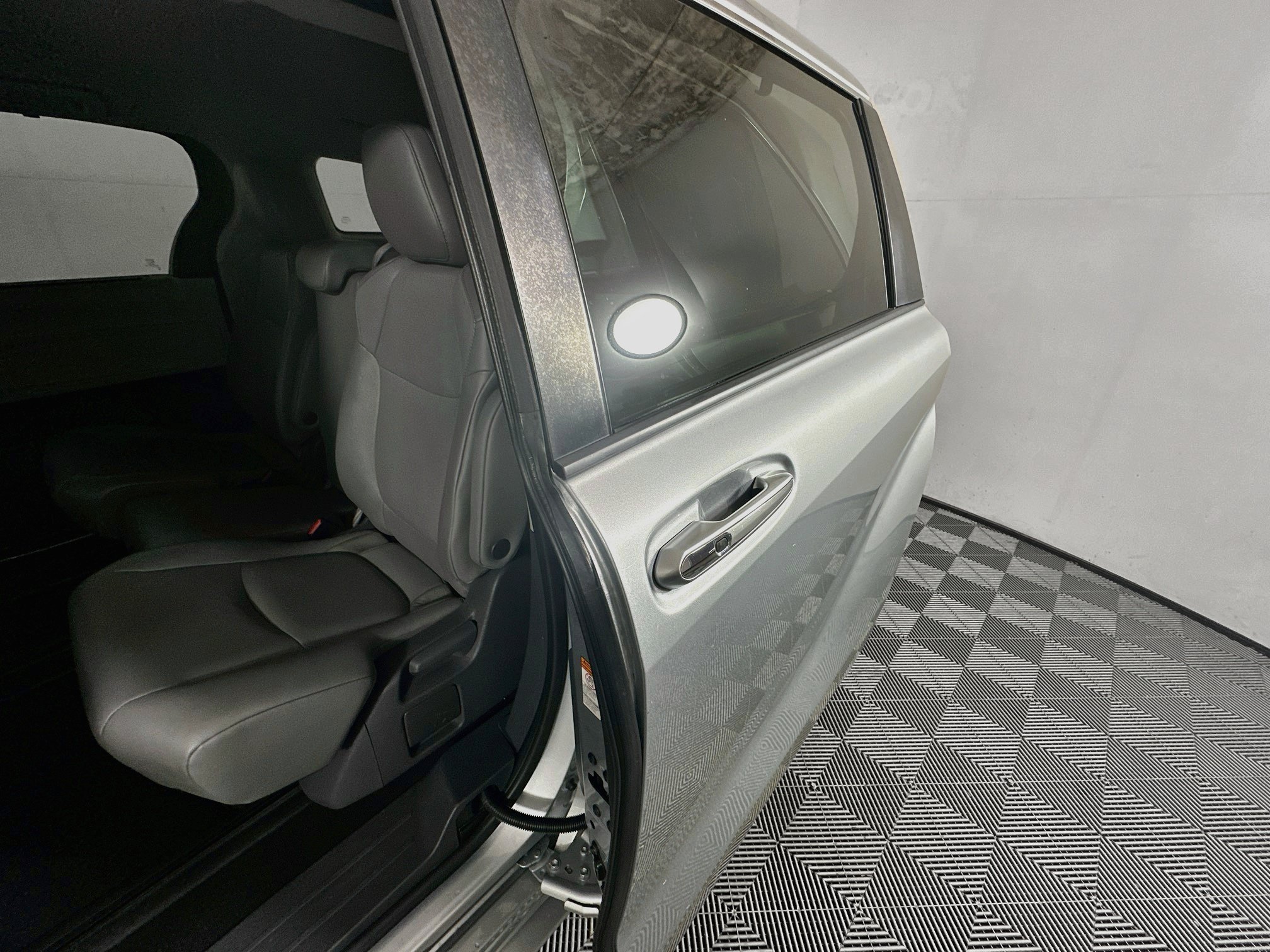 Used 2021 Toyota Sienna XLE FWD image 26