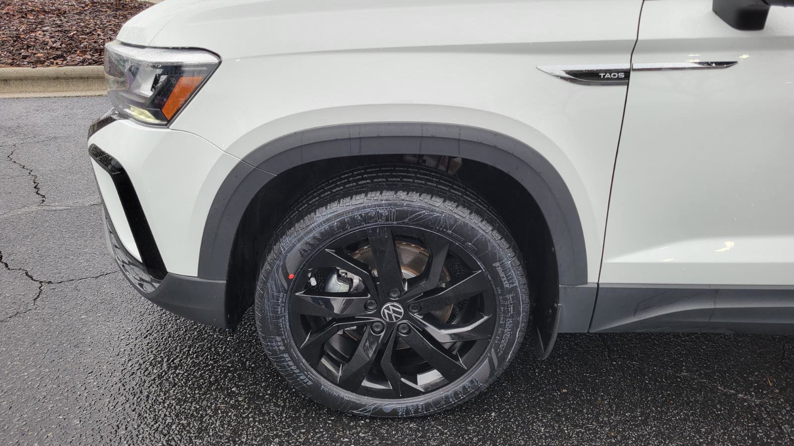 Used 2022 Volkswagen Taos SE w/ Panoramic Sunroof Package image 13