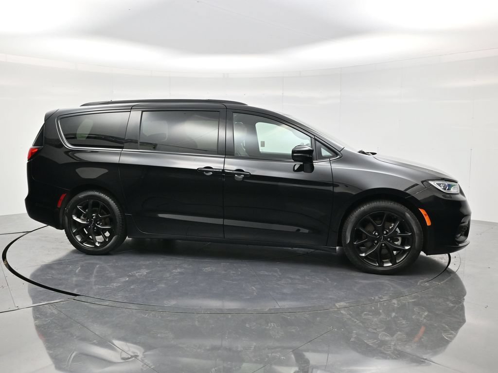 Used 2025 Chrysler Pacifica Limited FWD image 4