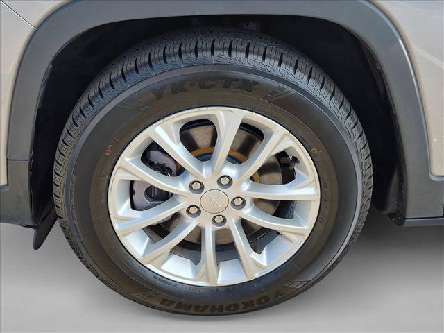 Used 2020 Jeep Cherokee Latitude FWD image 22