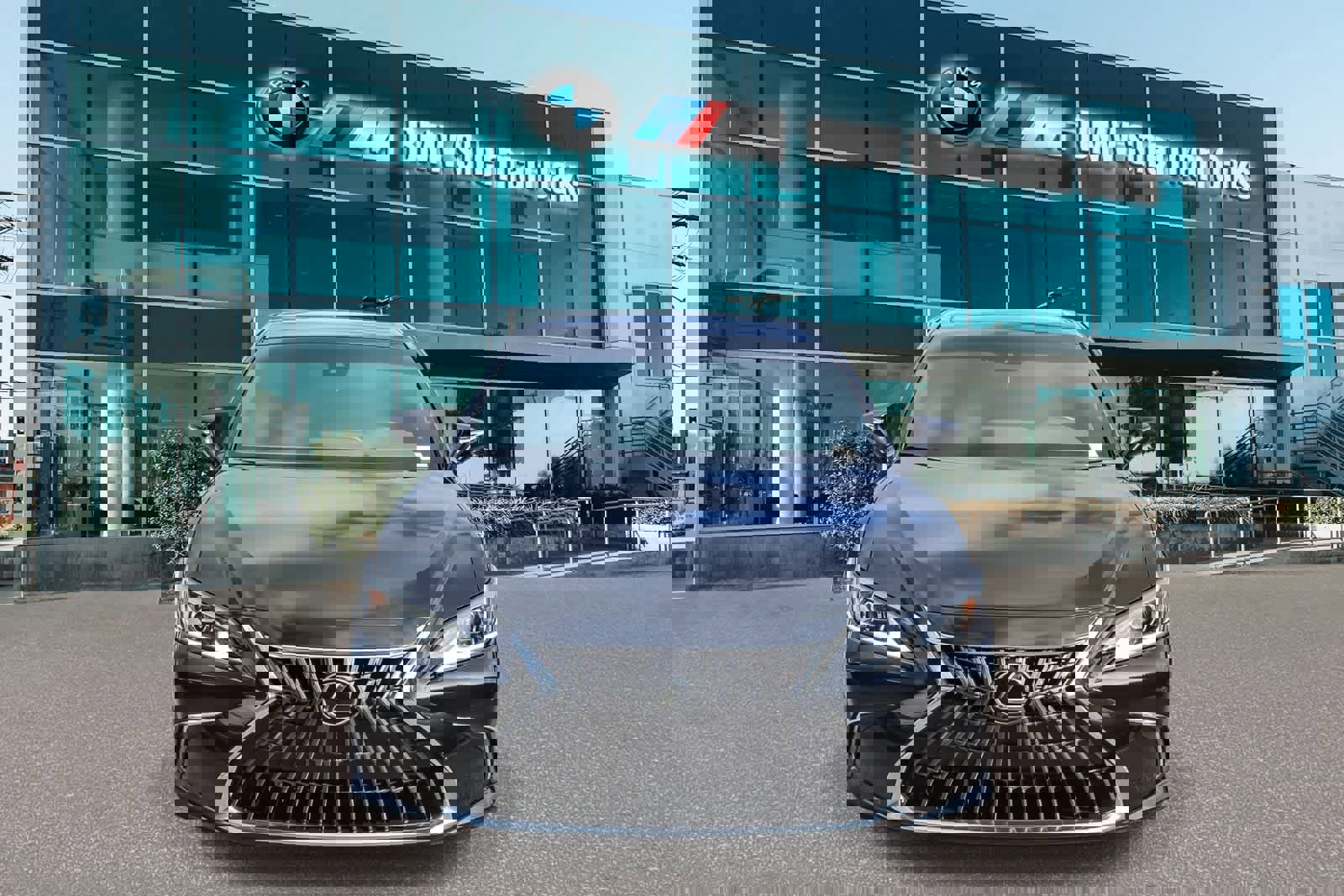 Used 2025 Lexus ES 300h w/ Premium Package image 4