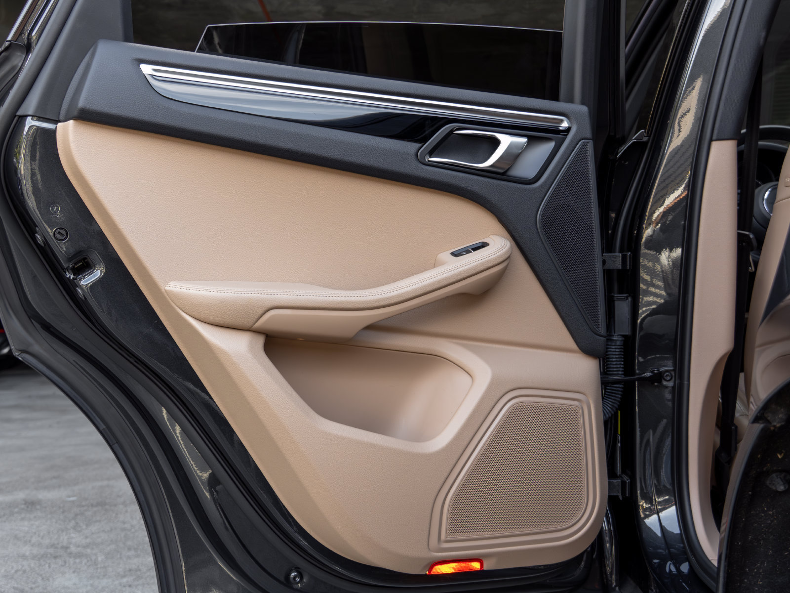 Certified 2023 Porsche Macan AWD/4WD image 41