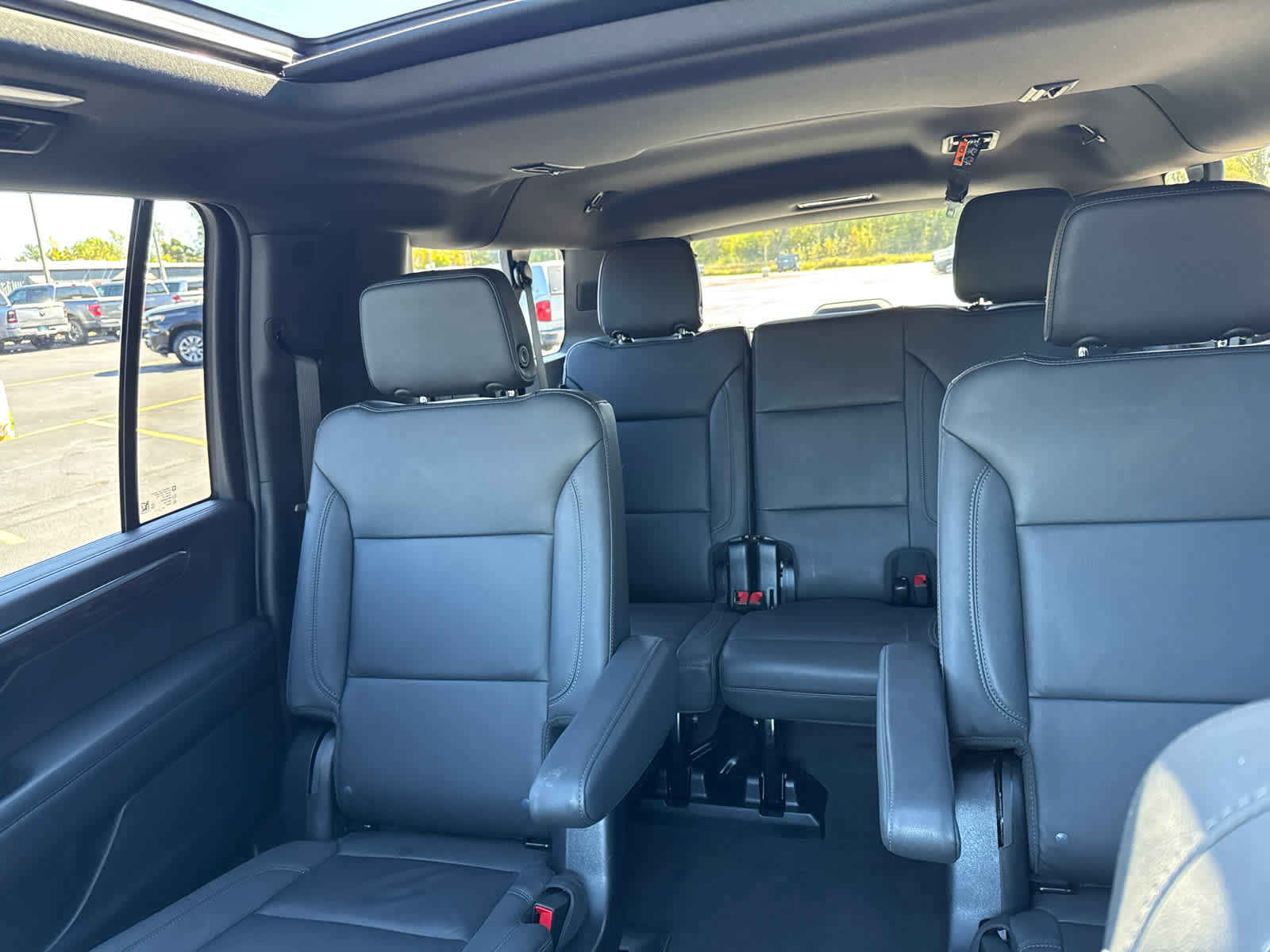 Used 2025 Chevrolet Suburban Z71 w/ Comfort Package AWD/4WD image 32