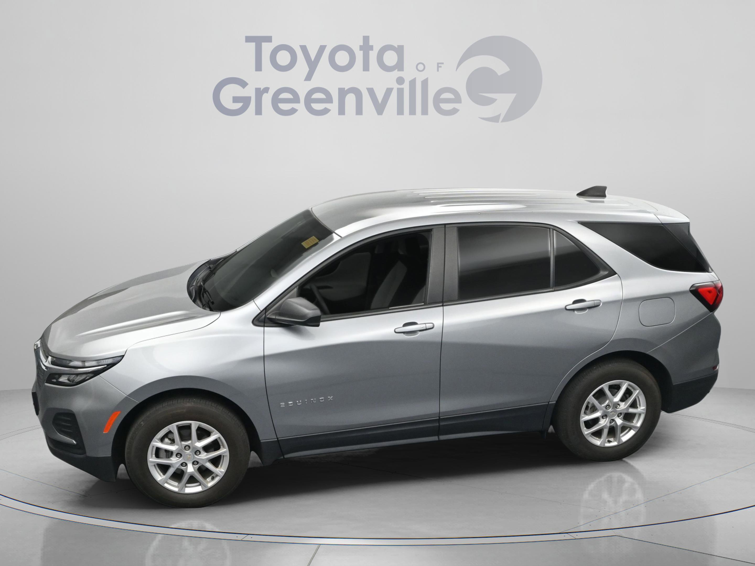 Used 2023 Chevrolet Equinox LS w/ LS Convenience Package FWD image 2