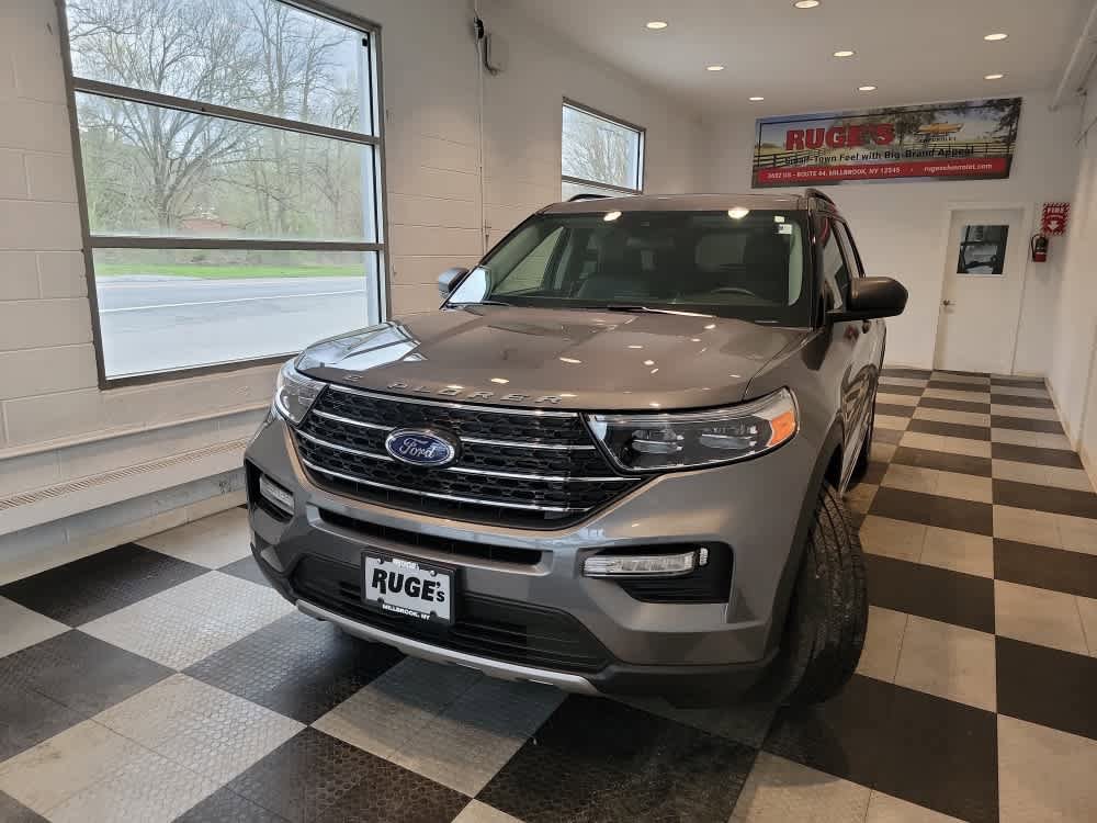 Used 2023 Ford Explorer XLT w/ Equipment Group 202A image 2