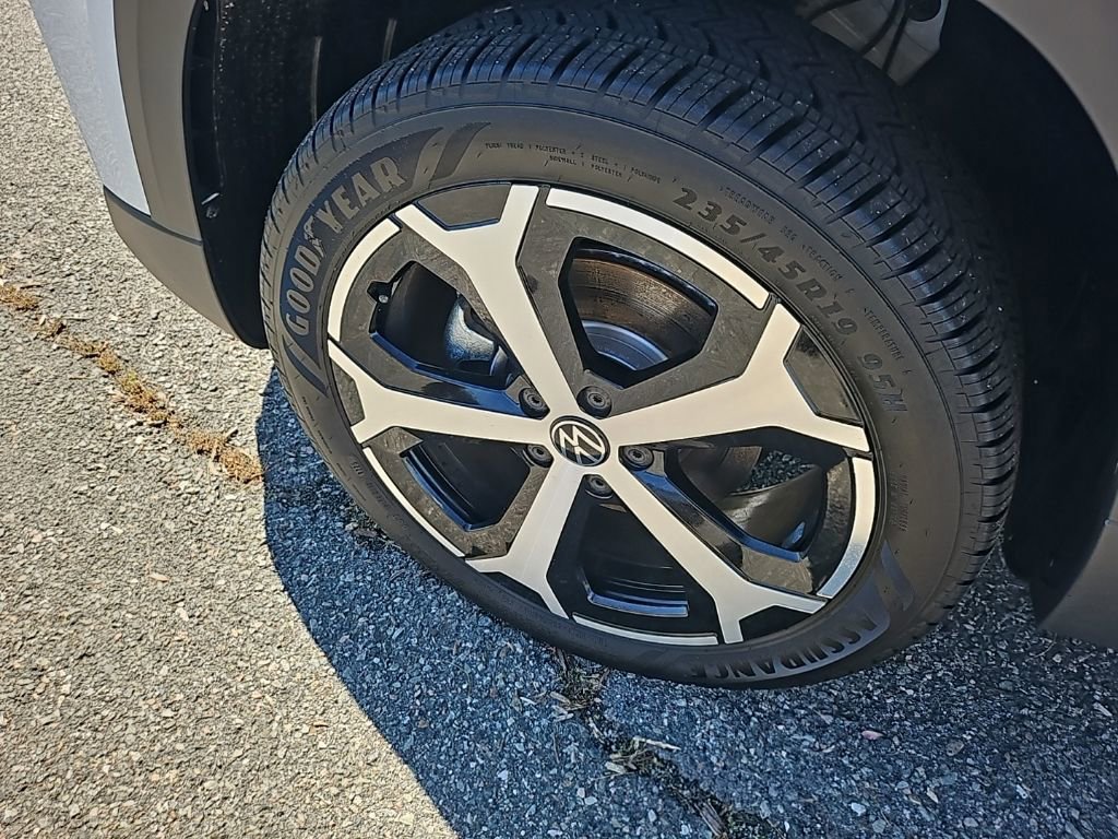 Certified 2025 Volkswagen Taos SEL image 19