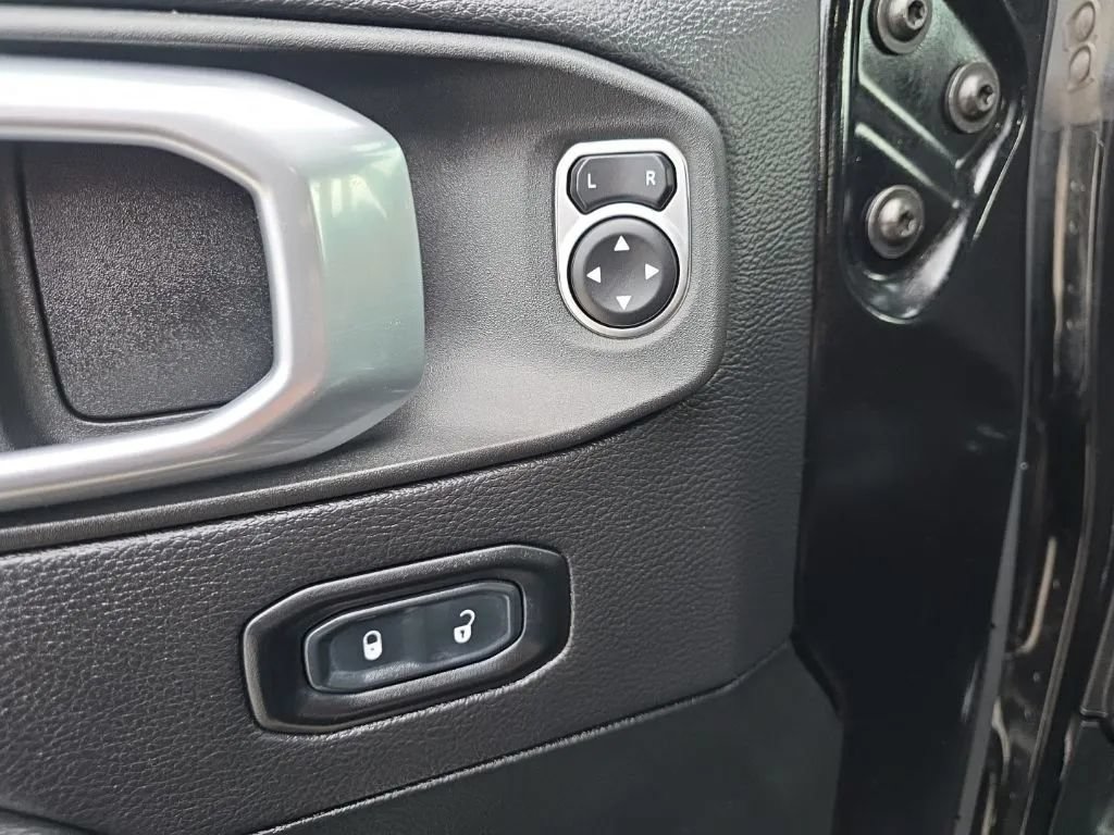 Used 2021 Jeep Wrangler Unlimited Sahara AWD/4WD image 12
