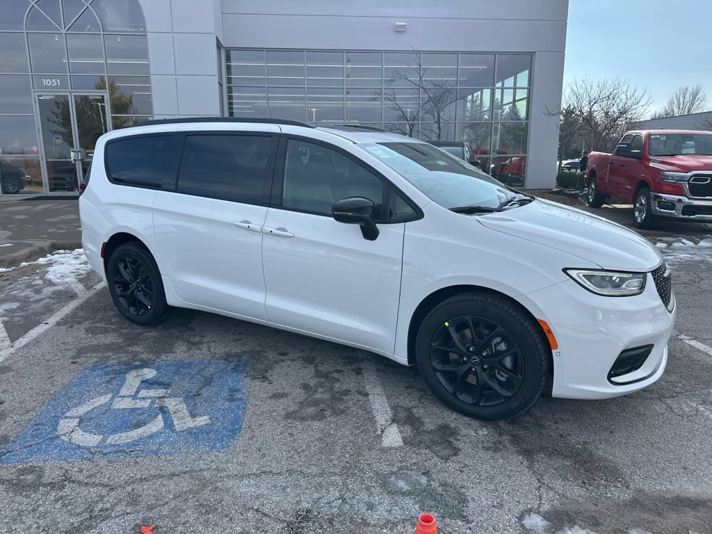 New 2026 Chrysler Pacifica Select AWD/4WD image 42