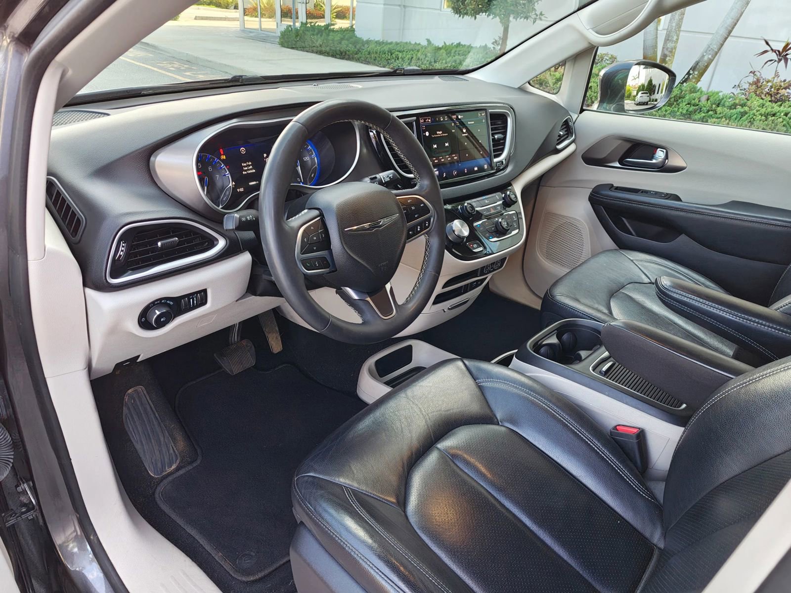 Used 2022 Chrysler Pacifica Touring-L FWD image 12