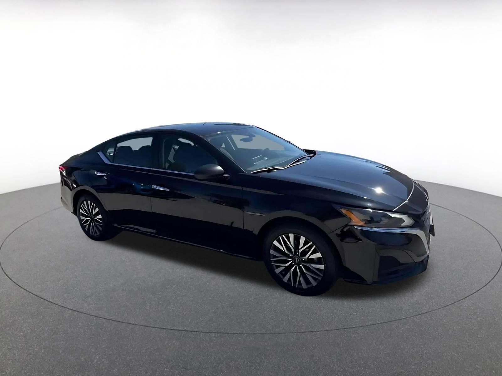 Used 2025 Nissan Altima 2.5 SV FWD image 2