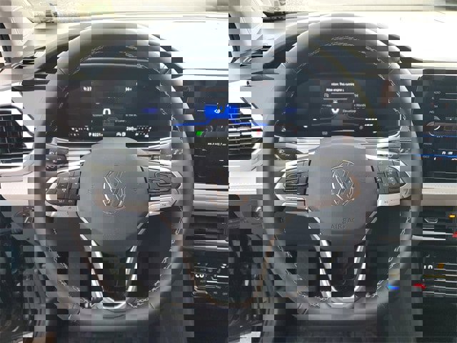 Certified 2025 Volkswagen Taos SE image 19