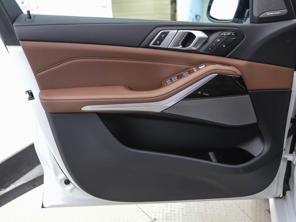 Used 2023 BMW X7 xDrive40i w/ M Sport Package image 9