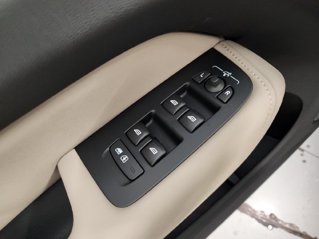 New 2027 Volvo XC60 T8 Plus AWD/4WD image 23