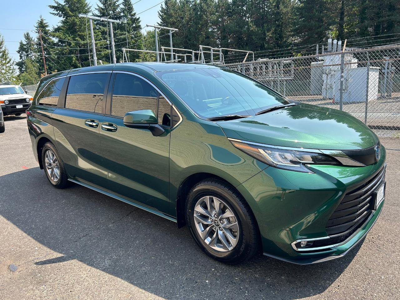 Used 2022 Toyota Sienna XLE AWD/4WD image 3