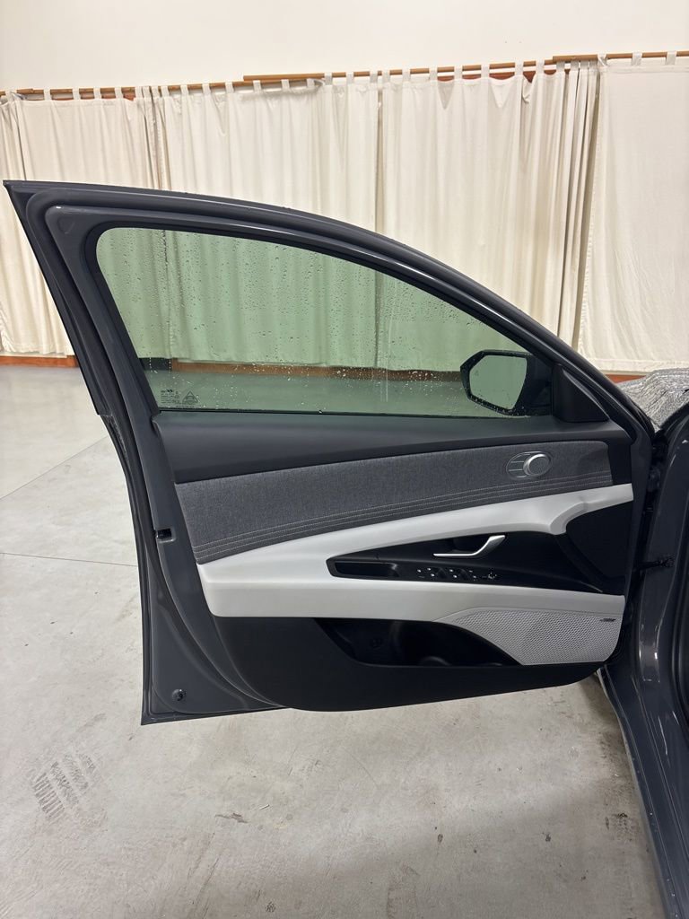 Used 2025 Hyundai Elantra Limited image 17