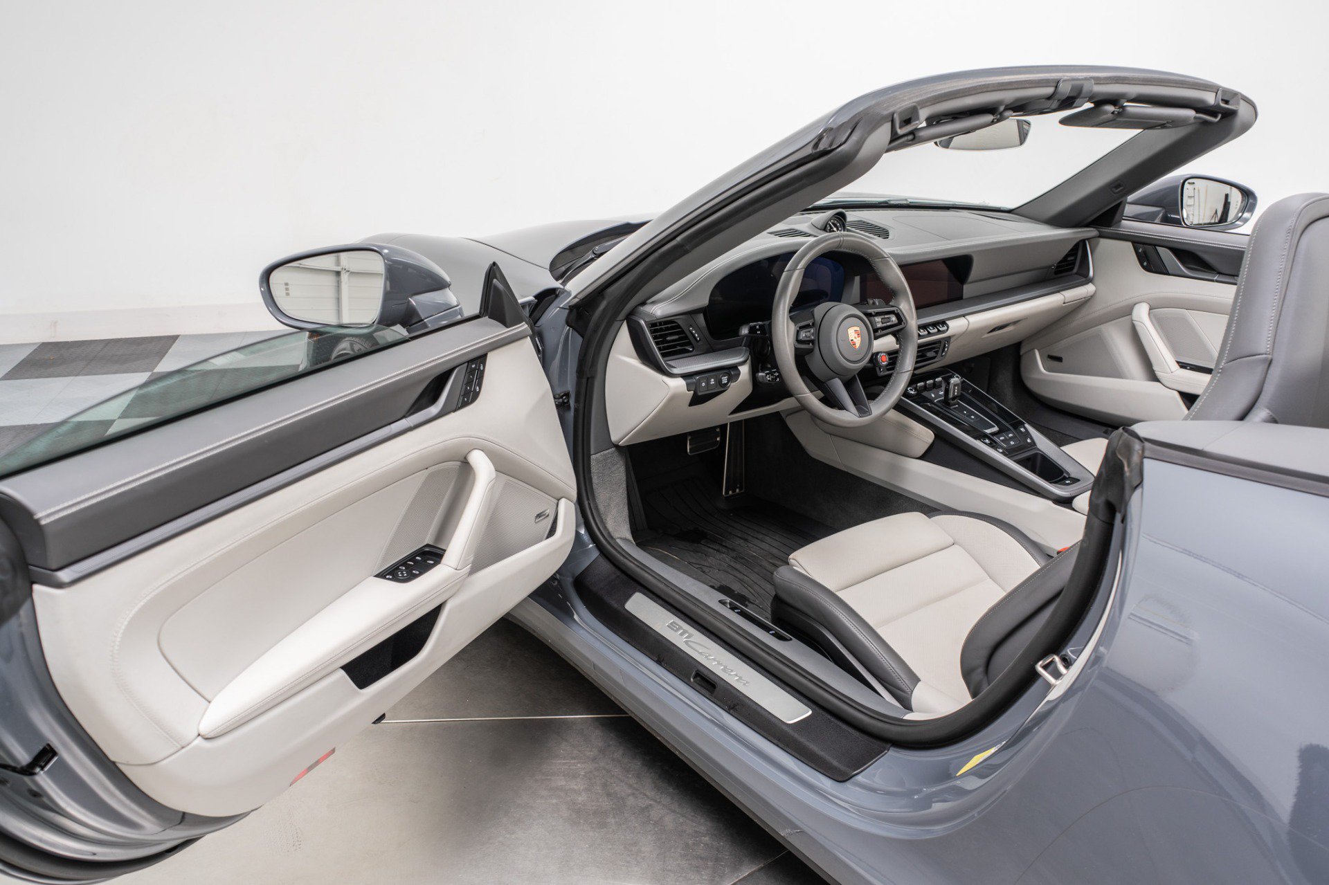 Used 2025 Porsche 911 Carrera RWD image 23