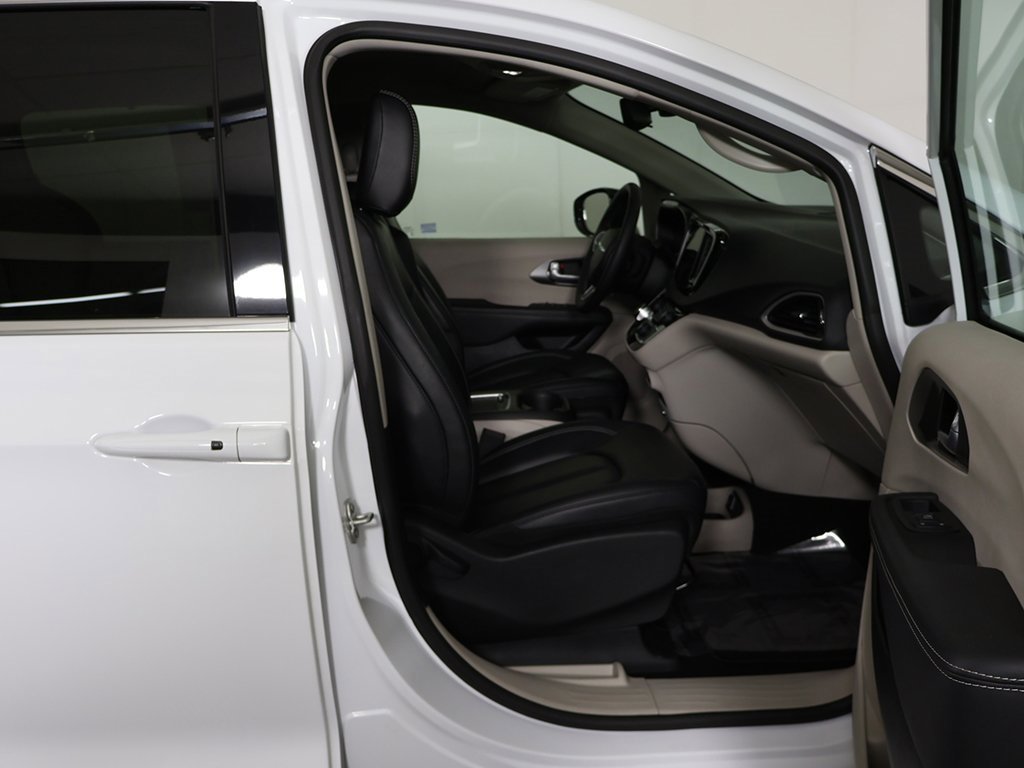 Used 2024 Chrysler Pacifica Touring-L image 29