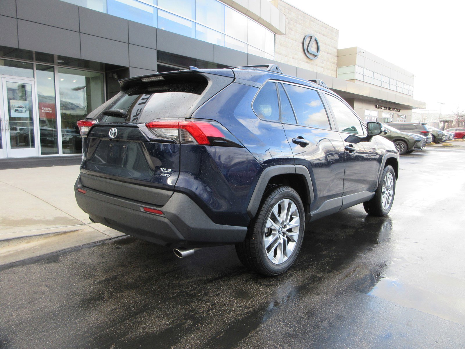 Used 2021 Toyota RAV4 XLE Premium image 10