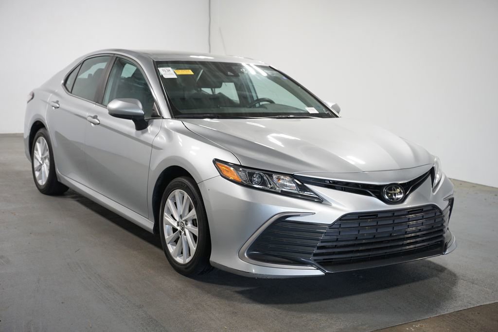 Used 2022 Toyota Camry LE FWD image 3