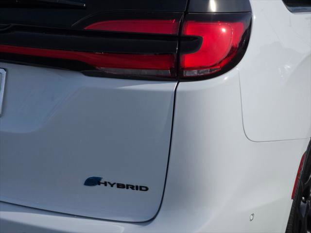 Certified 2025 Chrysler Pacifica Premium image 12