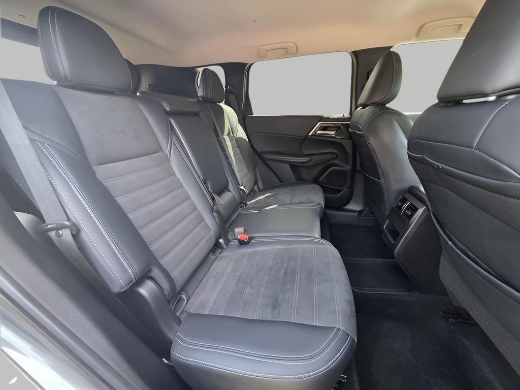 Used 2023 Mitsubishi Outlander SE image 25