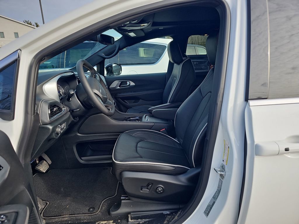 New 2026 Chrysler Pacifica Limited image 10