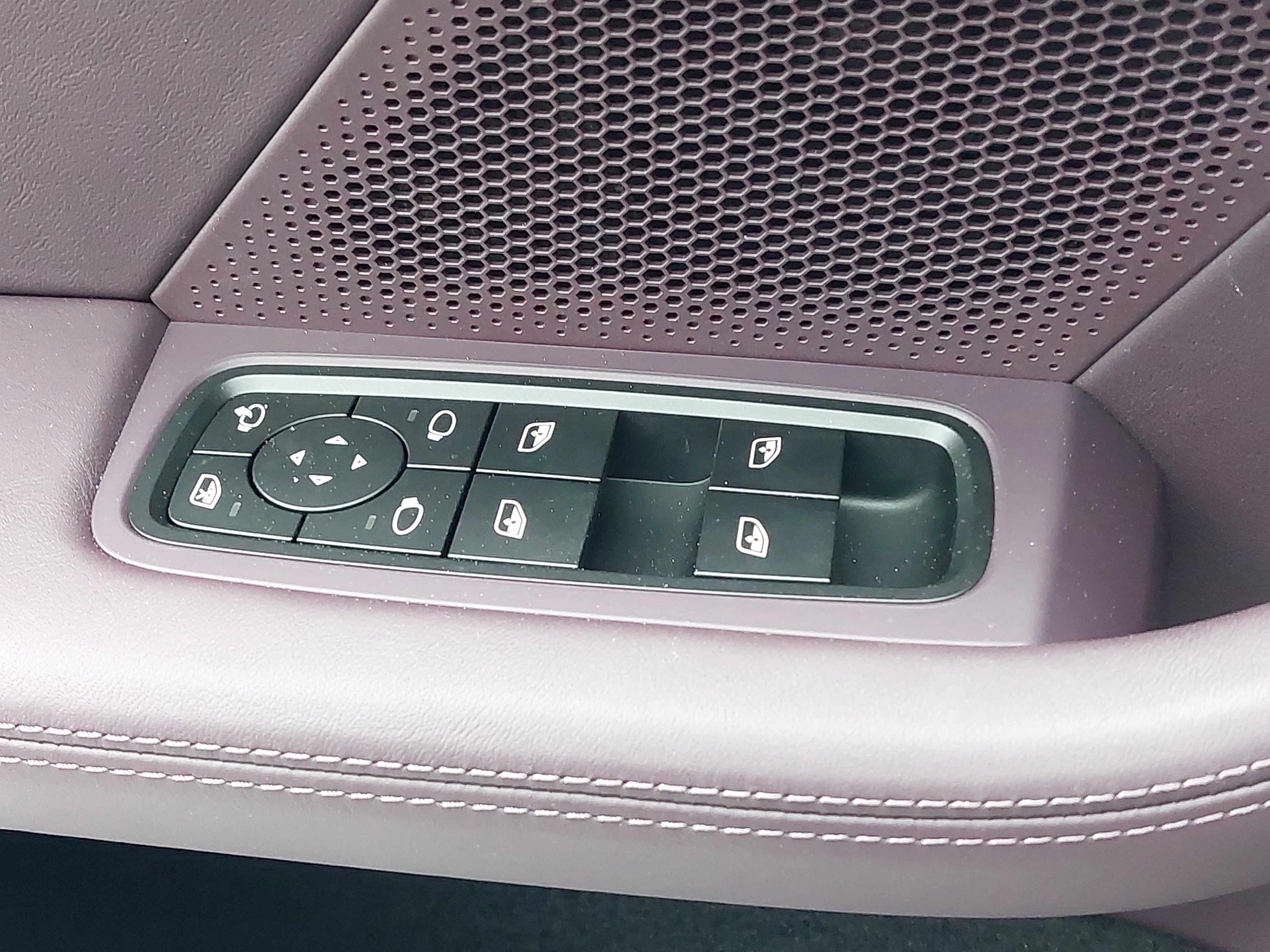 New 2025 Porsche Taycan 4S image 30