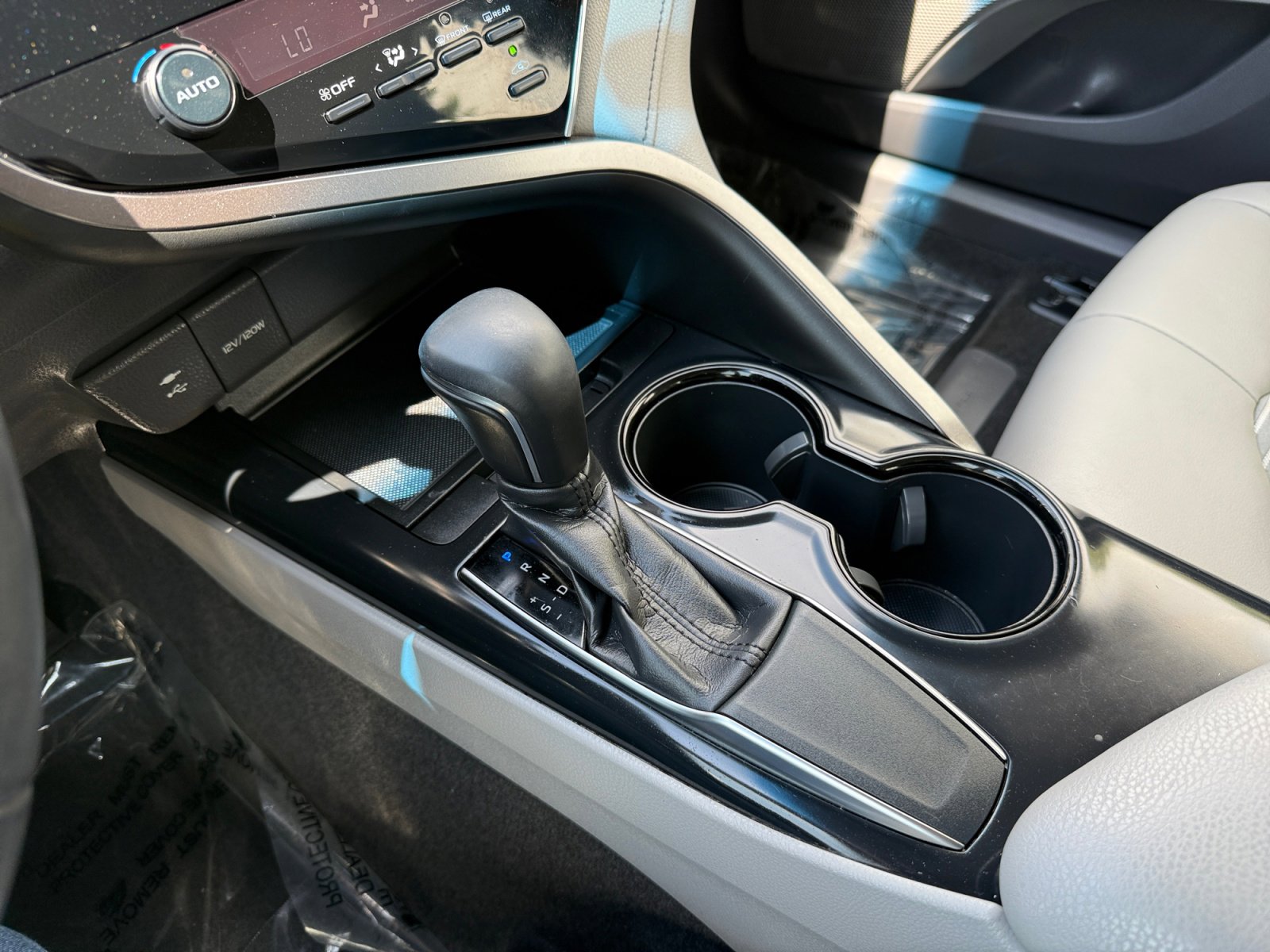 Used 2018 Toyota Camry SE w/ Moonroof Package FWD image 13