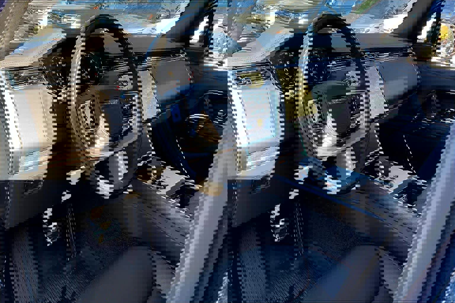 New 2025 Land Rover Range Rover Long Wheelbase SE image 8