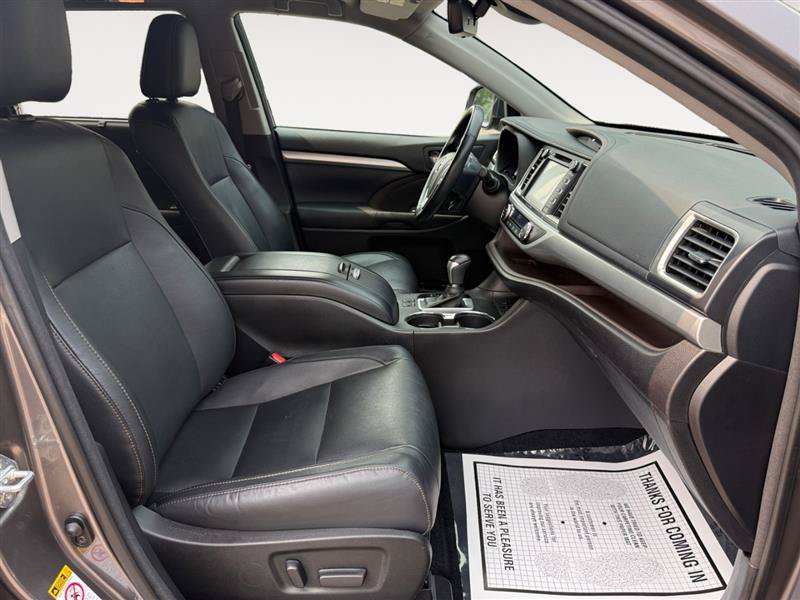 Used 2017 Toyota Highlander XLE AWD/4WD image 18