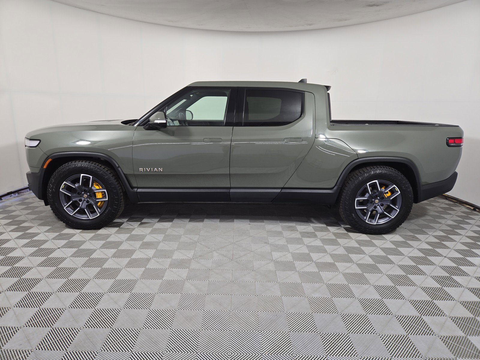 Used 2022 Rivian R1T Launch Edition image 2