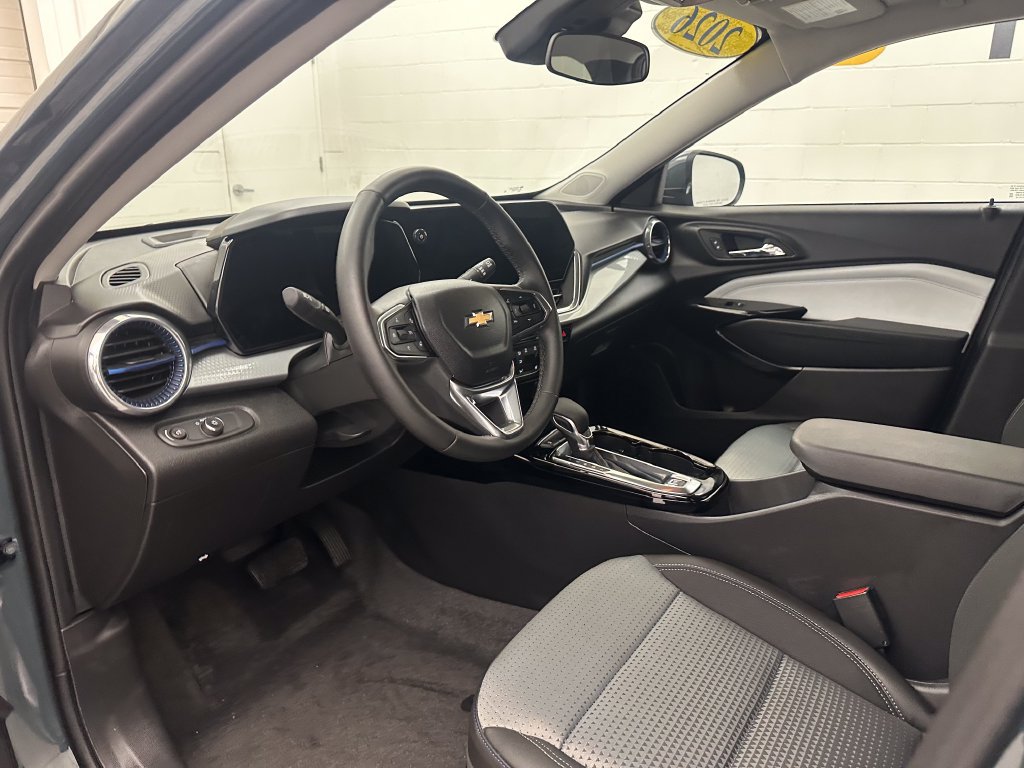 Used 2026 Chevrolet Trax LT w/ LT Convenience Package FWD image 20