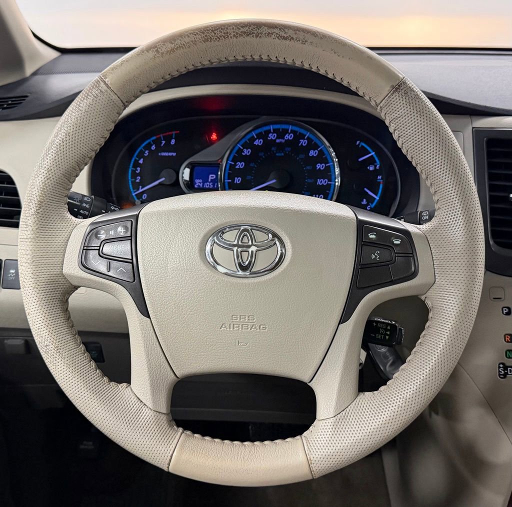 Used 2014 Toyota Sienna XLE image 16