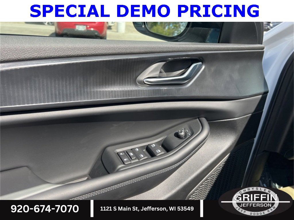 New 2025 Jeep Grand Cherokee Altitude image 18