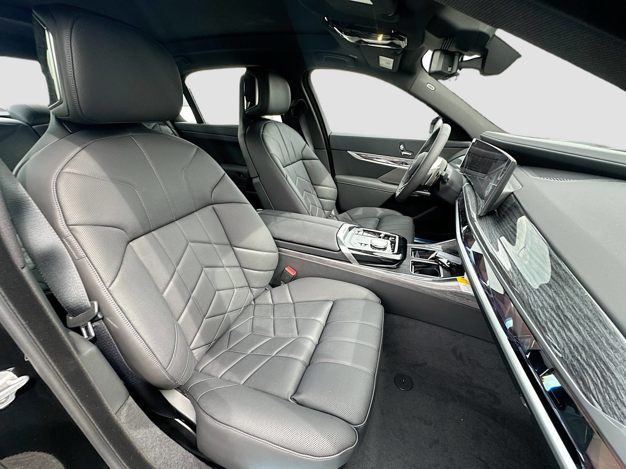 New 2026 BMW 750e xDrive image 24