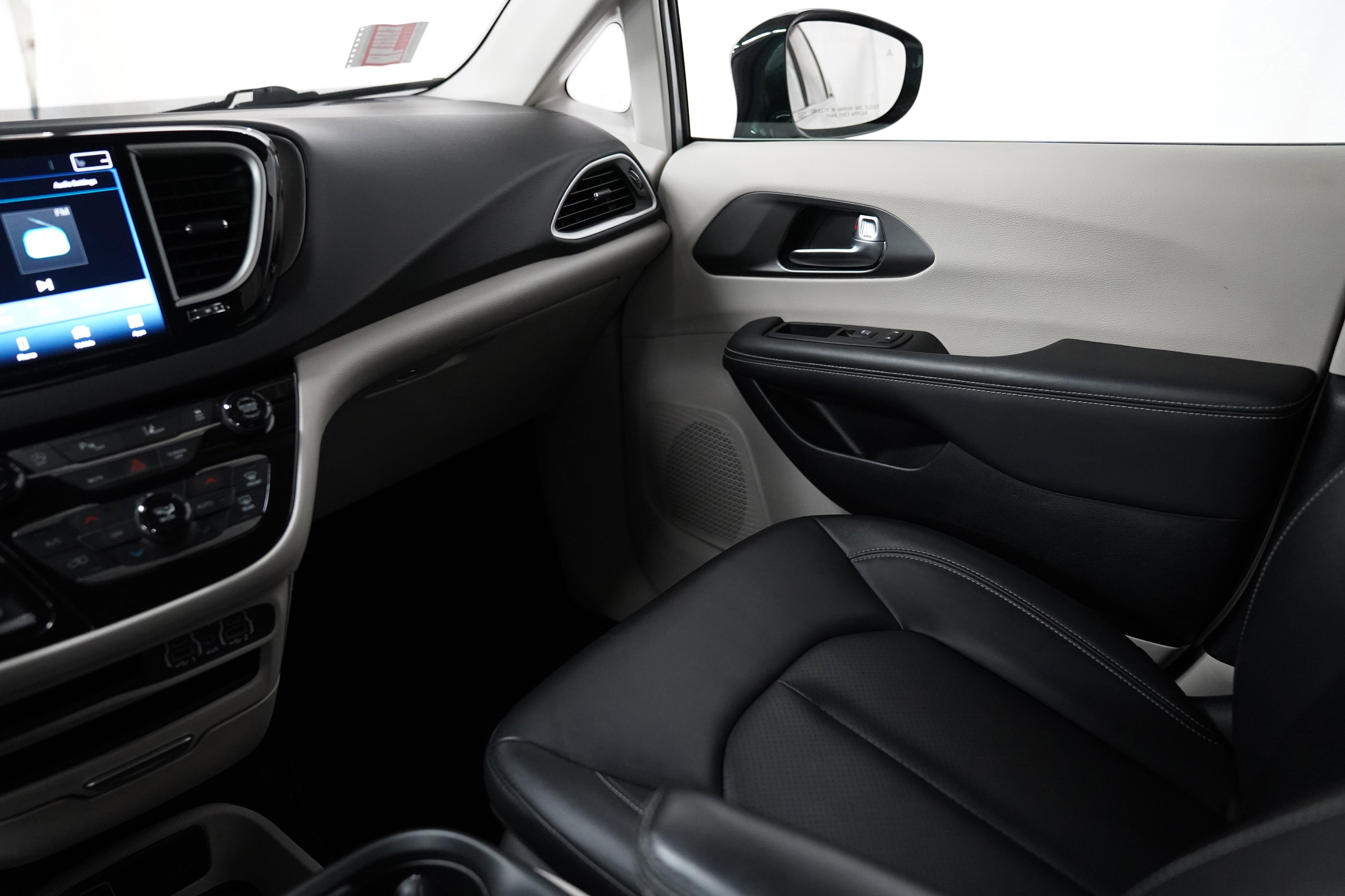 Used 2024 Chrysler Pacifica Touring-L FWD image 15