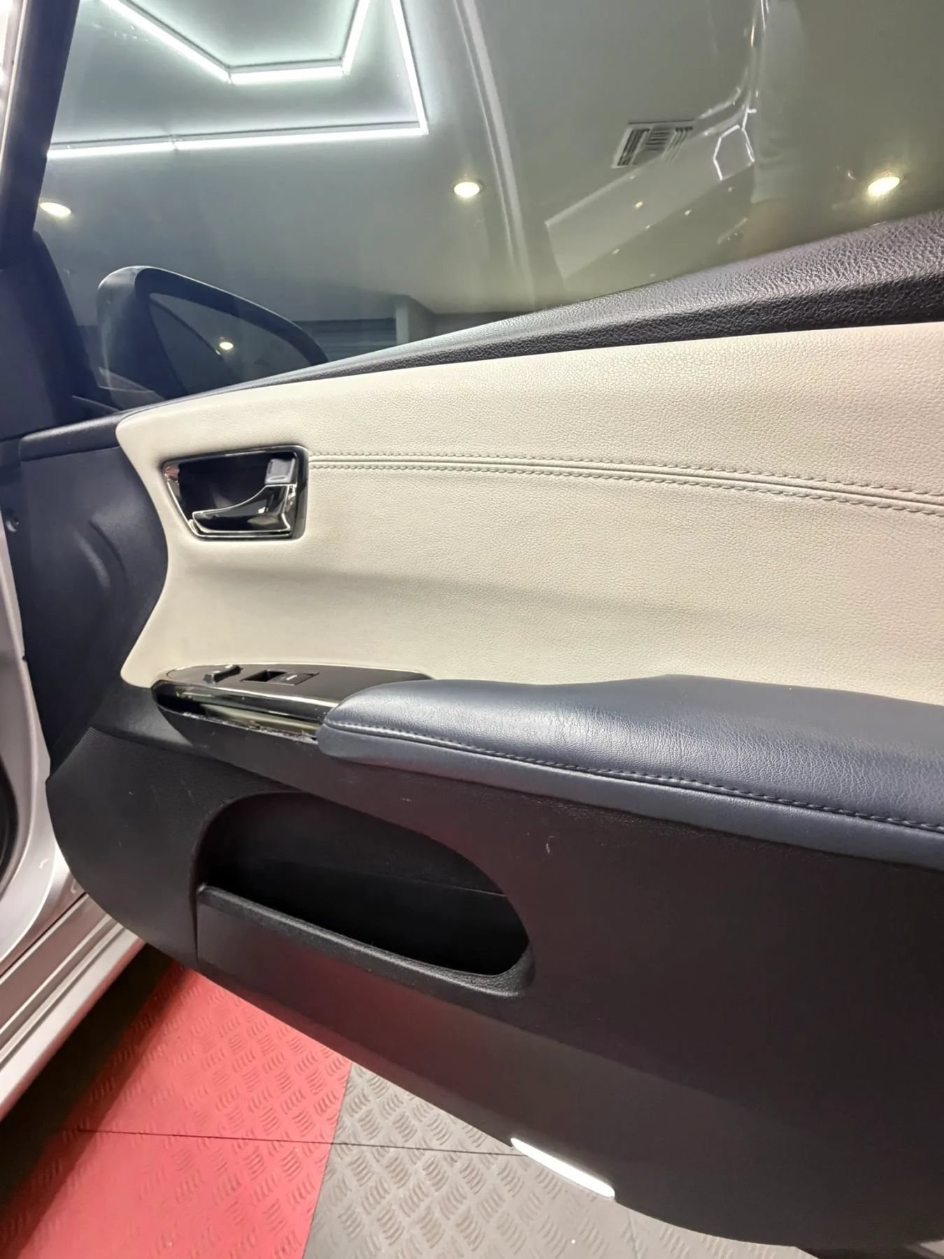 Used 2013 Toyota Avalon XLE Touring FWD image 25