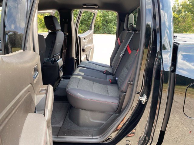 Used 2025 Chevrolet Colorado Z71 AWD/4WD image 40