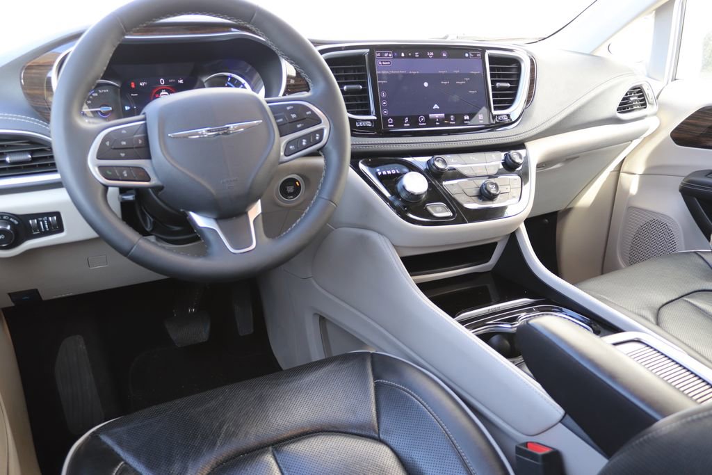 Used 2023 Chrysler Pacifica Limited image 4