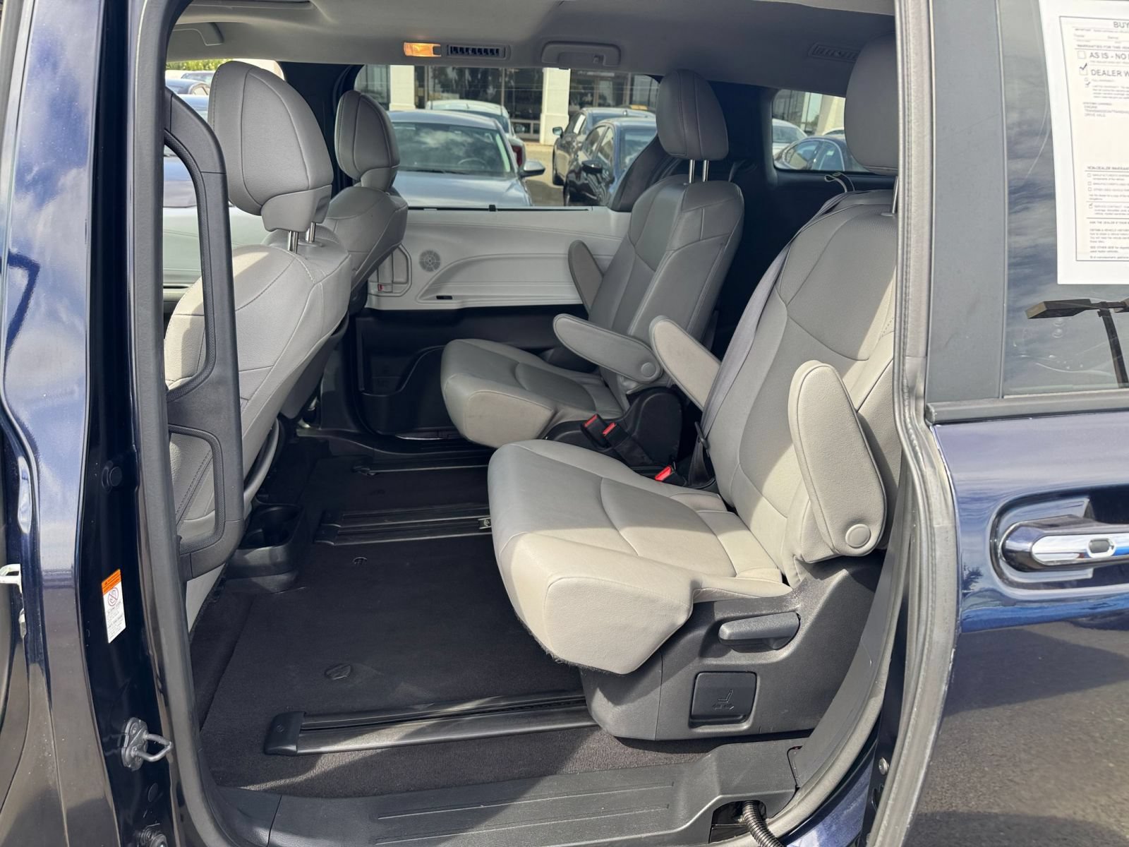 Used 2025 Toyota Sienna XLE FWD image 25