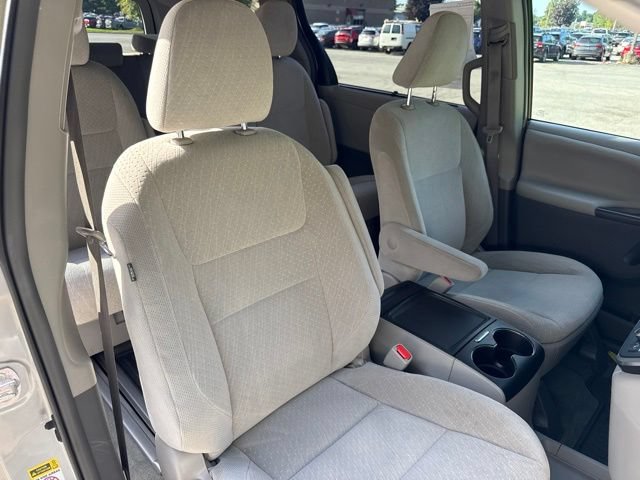 Used 2015 Toyota Sienna LE FWD image 25