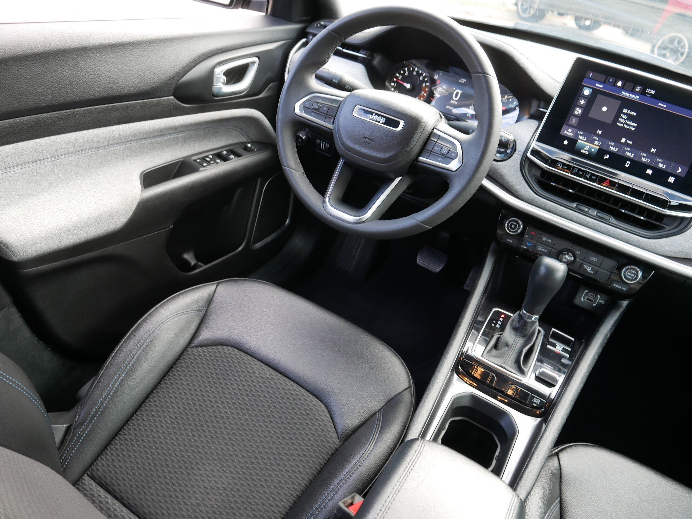 Used 2024 Jeep Compass Latitude image 9