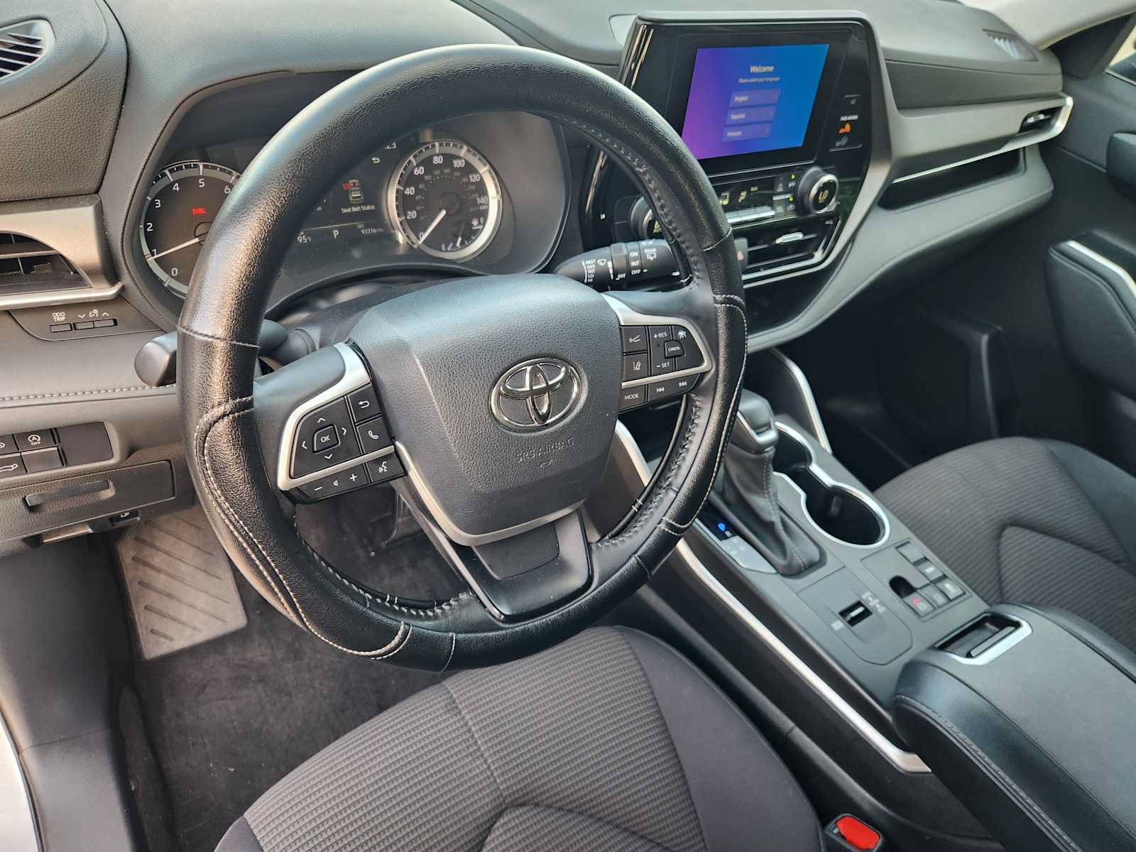 Used 2023 Toyota Highlander LE FWD video 2