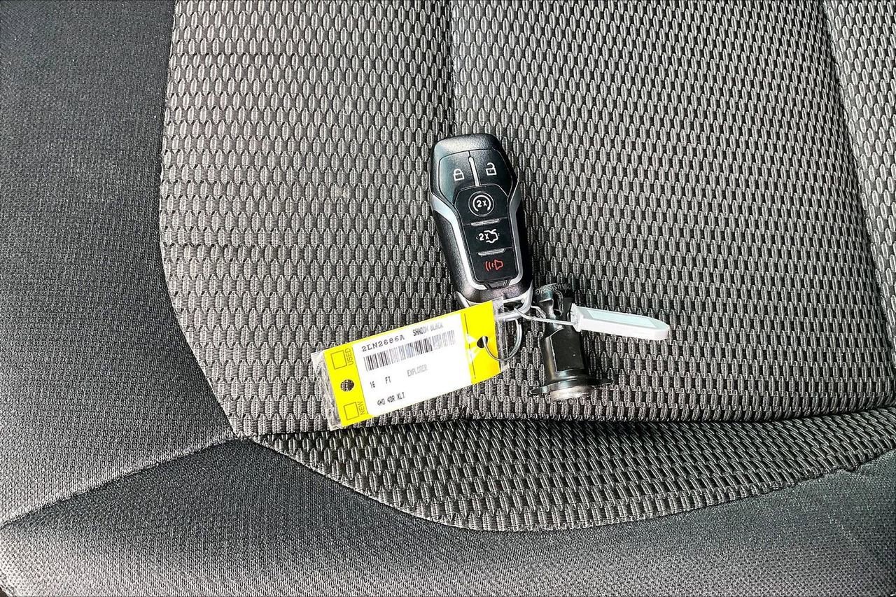 Used 2016 Ford Explorer XLT w/ Equipment Group 201A image 34