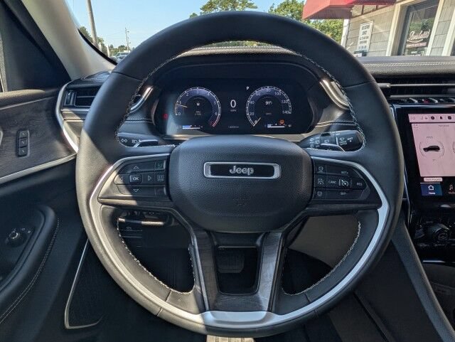Used 2024 Jeep Grand Cherokee Limited w/ Black Appearance Package AWD/4WD image 10